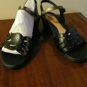 Earth Brand Black / bronze leather shoes